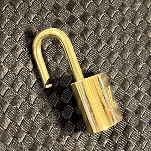 LOUIS VUITTON Paris Lock Necklace No key LV cuban necklace - Picture 7 of 13